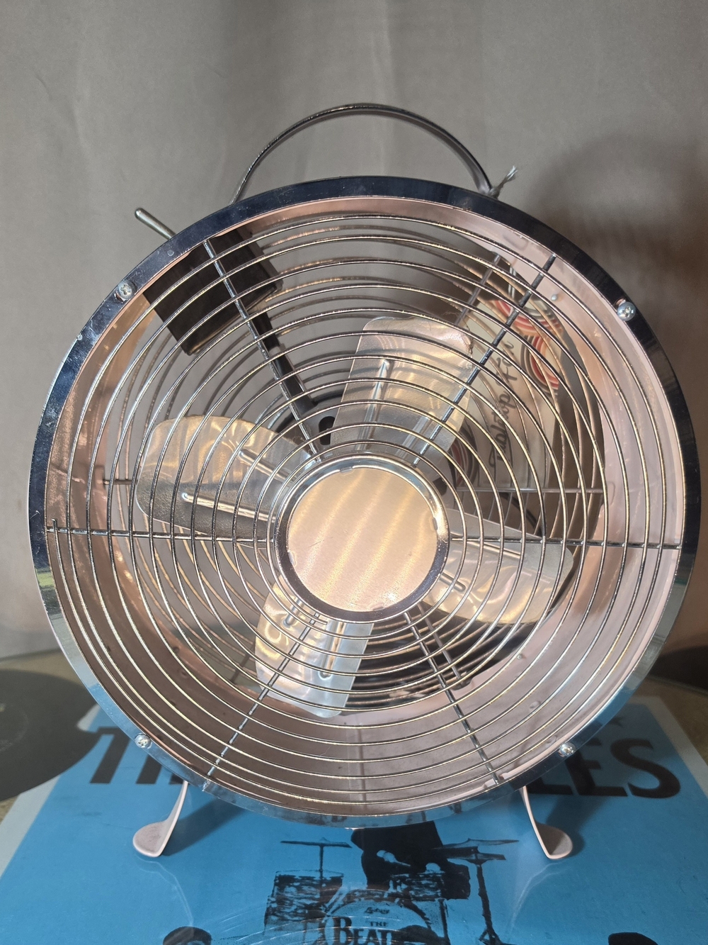 Retro/Vintage-Looking Light Pink Tabletop Metal Fan